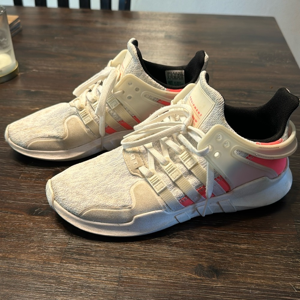 Women’s size 6 Adidas tennis shoe